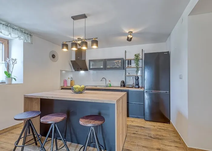 House Lena Бадерна